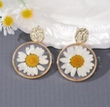 Load image into Gallery viewer, Resin Flower Earrings
