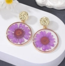 Load image into Gallery viewer, Resin Flower Earrings
