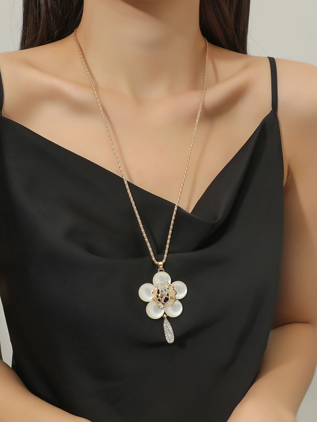 Rhinestone Flower Pendant Necklace